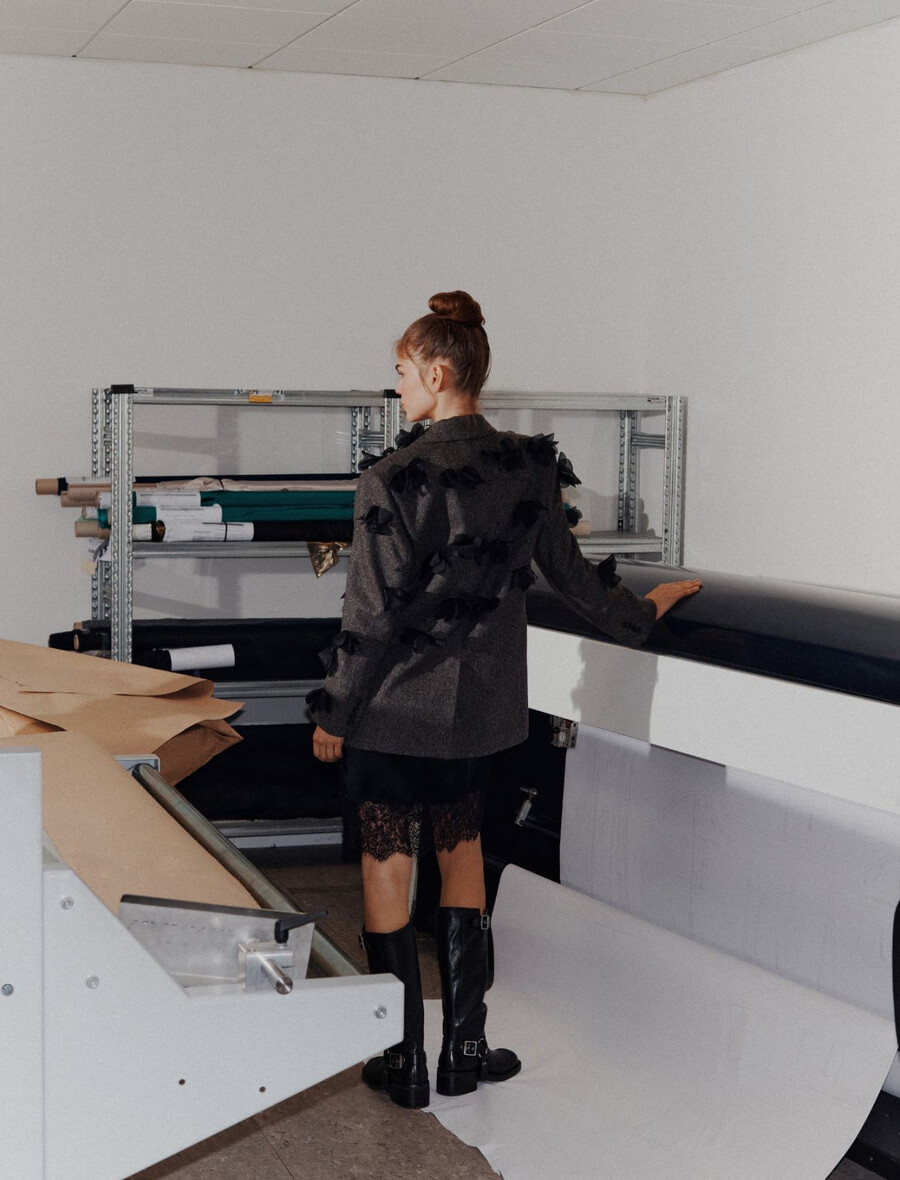 blazer con dettagli floreali e ricamati - marrone scuro