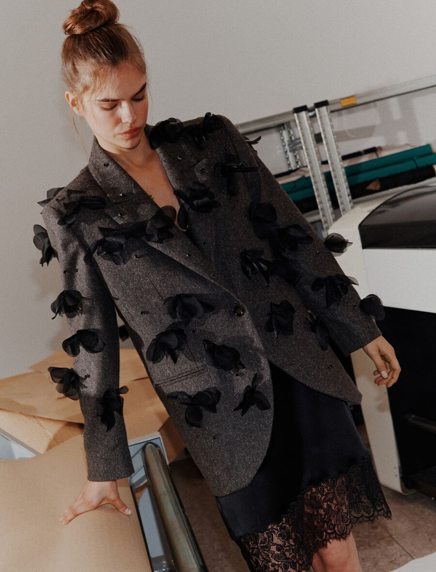 blazer con dettagli floreali e ricamati - marrone scuro