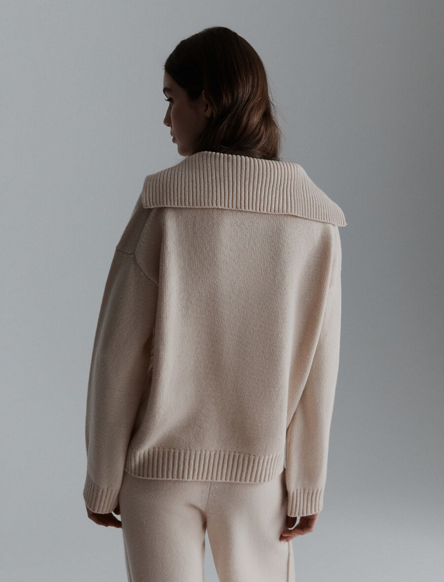 maglione a collo alto dal taglio squadrato - crema