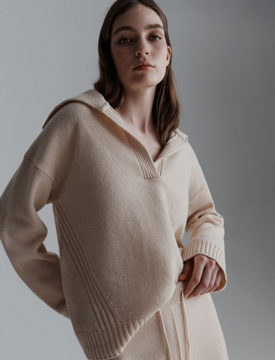 maglione a collo alto dal taglio squadrato - crema