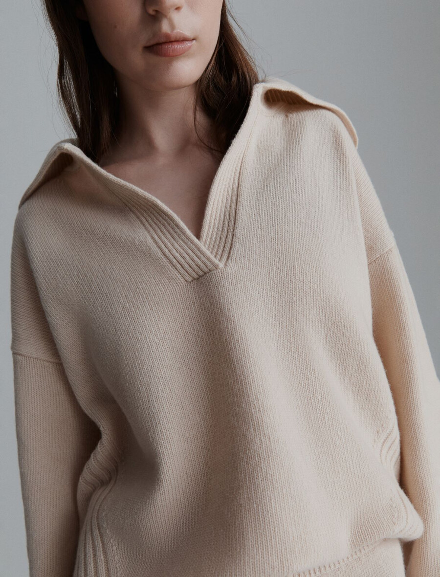 maglione a collo alto dal taglio squadrato - crema