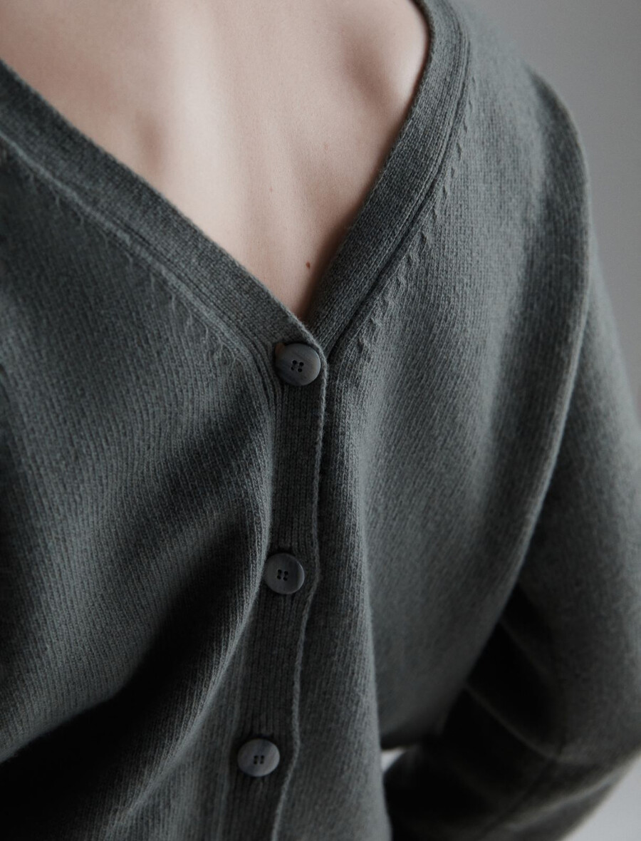 maglione con scollo a v - oliva